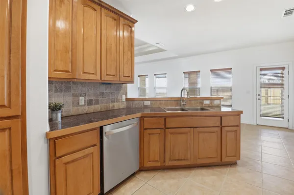 $360,000 | 127 Turkey Run, Meadowlakes, TX 78654