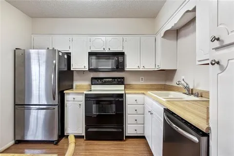 $1,700 | 2700 Whitney Place, Unit 826, Metairie, LA 70002