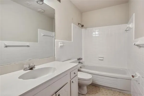 $1,700 | 2700 Whitney Place, Unit 826, Metairie, LA 70002