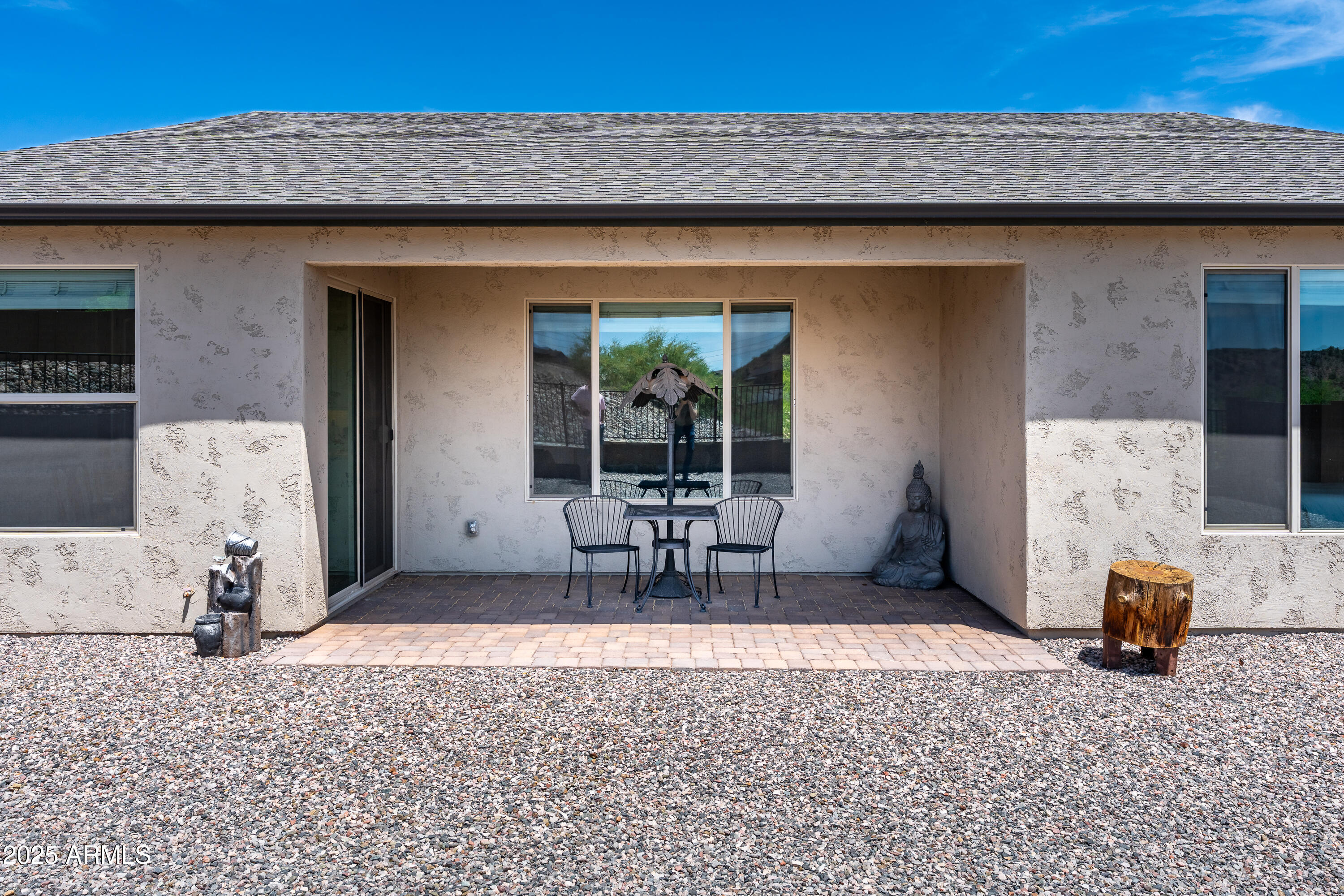 439 McKinnon Road Clarkdale, AZ 86324 - Photo 20 of 39 a backyard of a house with table and chairs