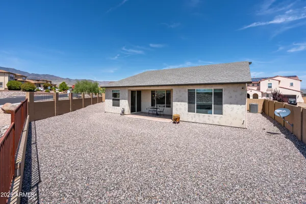 a view of a house with backyard