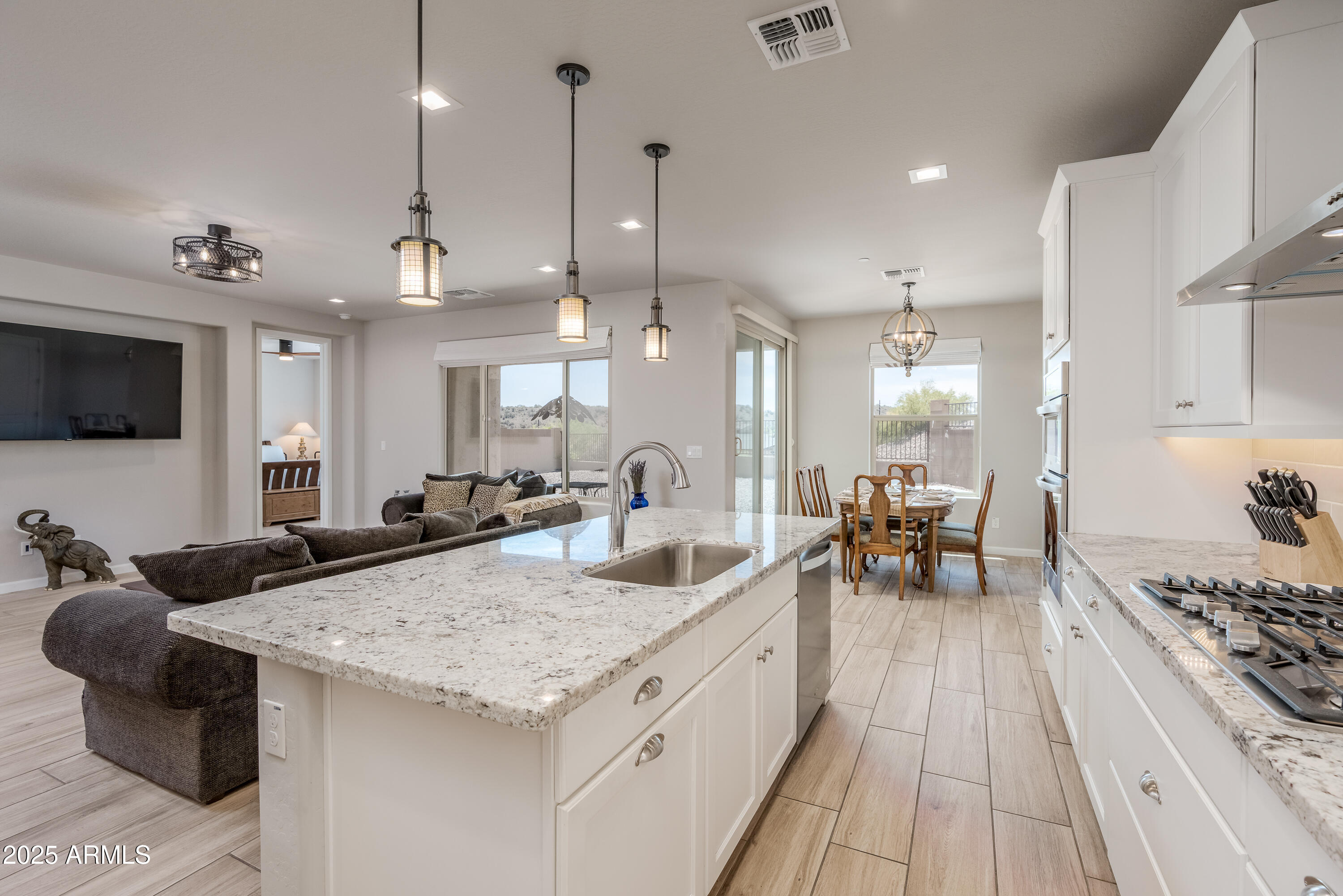 439 McKinnon Road Clarkdale, AZ 86324 - Photo 7 of 39 a kitchen with sink stove and cabinets