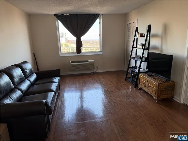 $3,100 | 160 Overlook Avenue, Unit 11A, Hackensack, NJ 07601