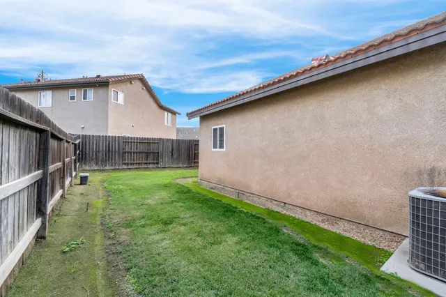 a view of an house with backyard and garden