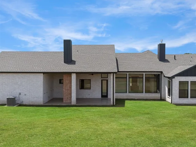 $945,000 | 259 Hydrangea Drive, Smithville, TX 78957