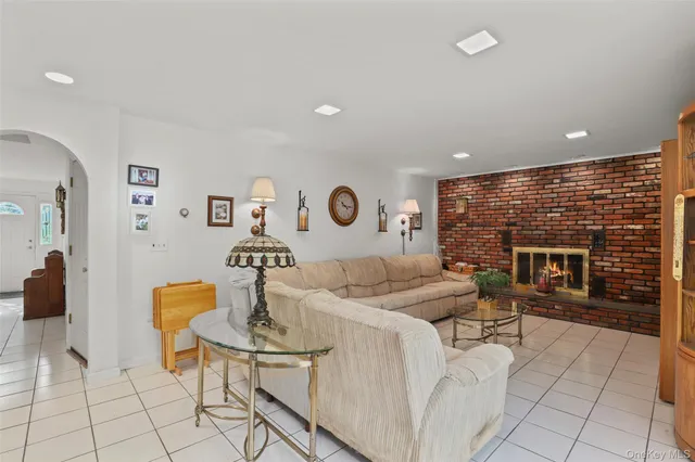 a view of a livingroom with an empty space