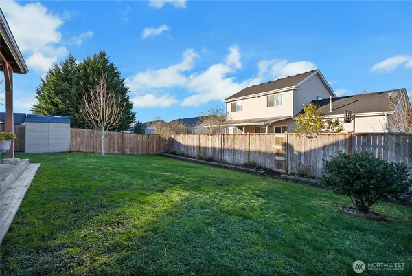 a view of a house with backyard and garden