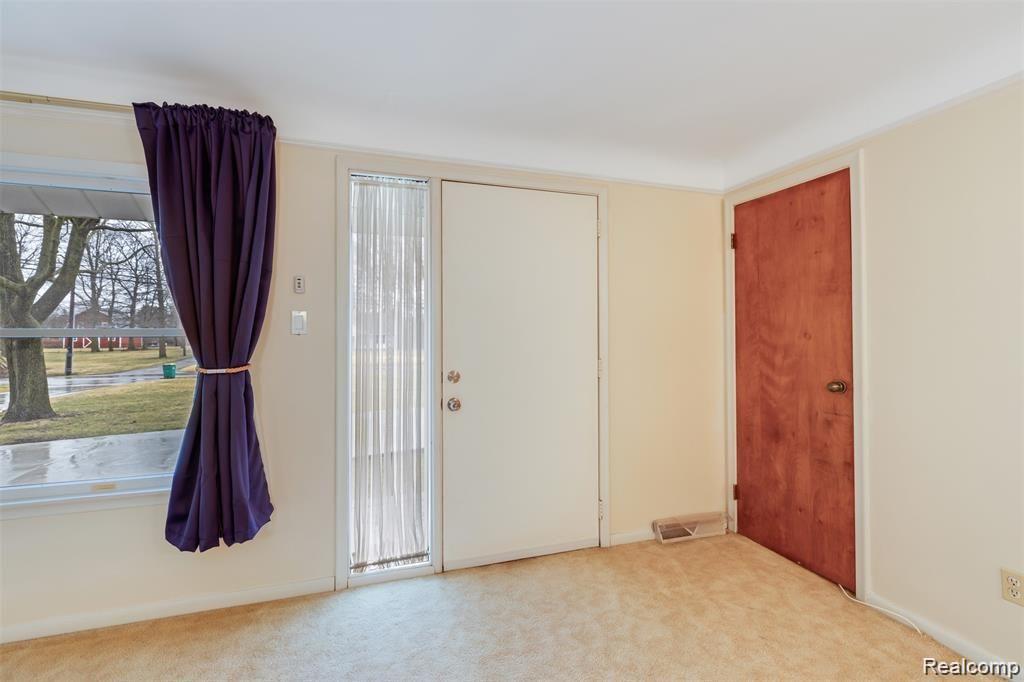 22104 Gill Road Farmington Hills, MI 48335 - Photo 15 of 39