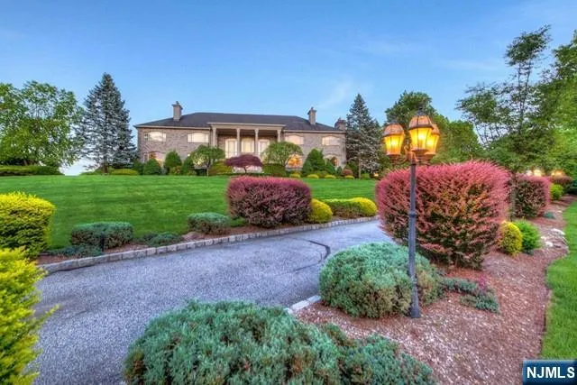 $3,950,000 | 16 Shinnecock Trail, Franklin Lakes, NJ 07417