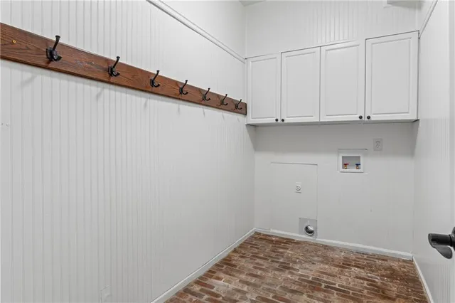 a view of empty room with window and ceiling fan