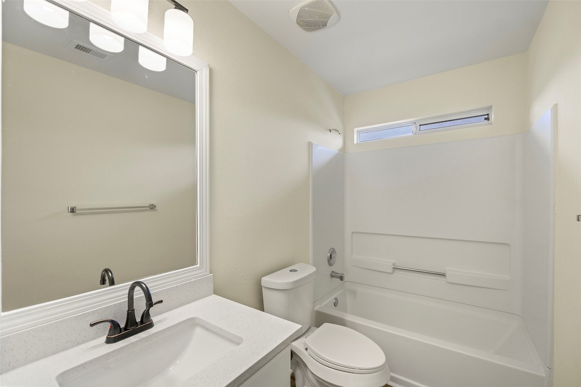 13226 Ridgewood Knoll Lane Houston, TX 77047 - Photo 26 of 37 Second Bathroom