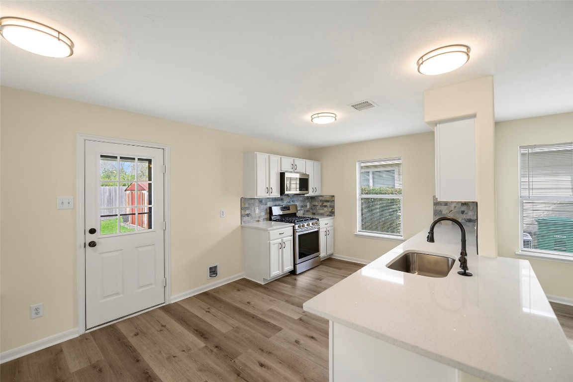 13226 Ridgewood Knoll Lane Houston, TX 77047 - Photo 10 of 37 Large Chef Style Kitchen