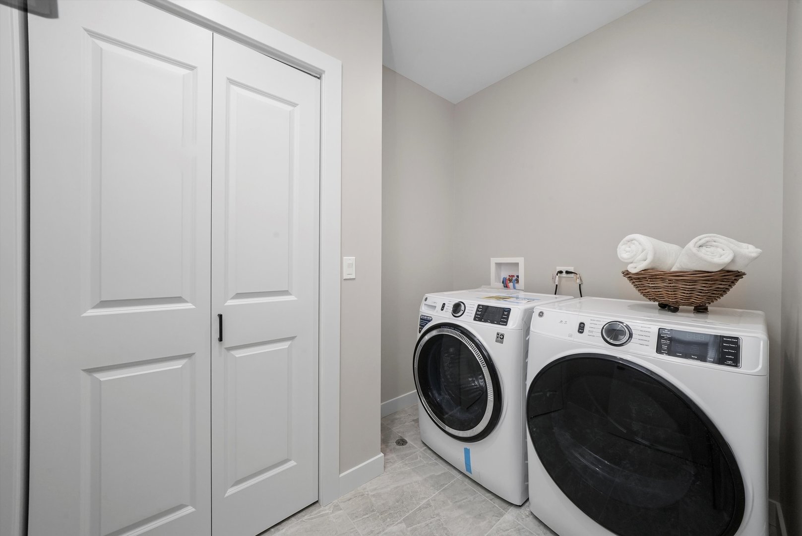 6246 North Pulaski Road, Unit 204 Chicago, IL 60646 - Photo 33 of 38 a utility room with dryer and washer