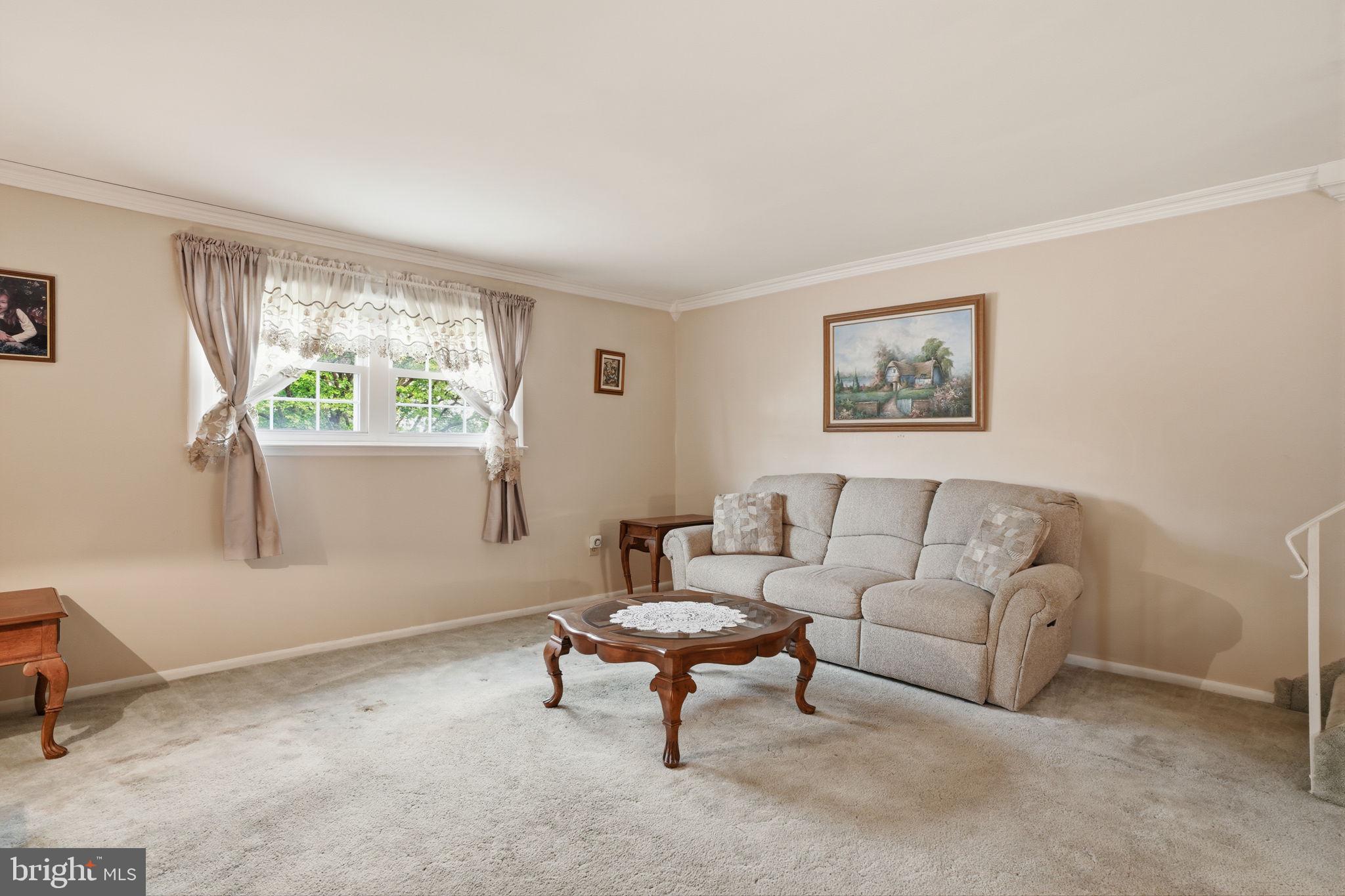 131 Ridgefield Road Philadelphia, PA 19154 - Photo 3 of 27 Living room