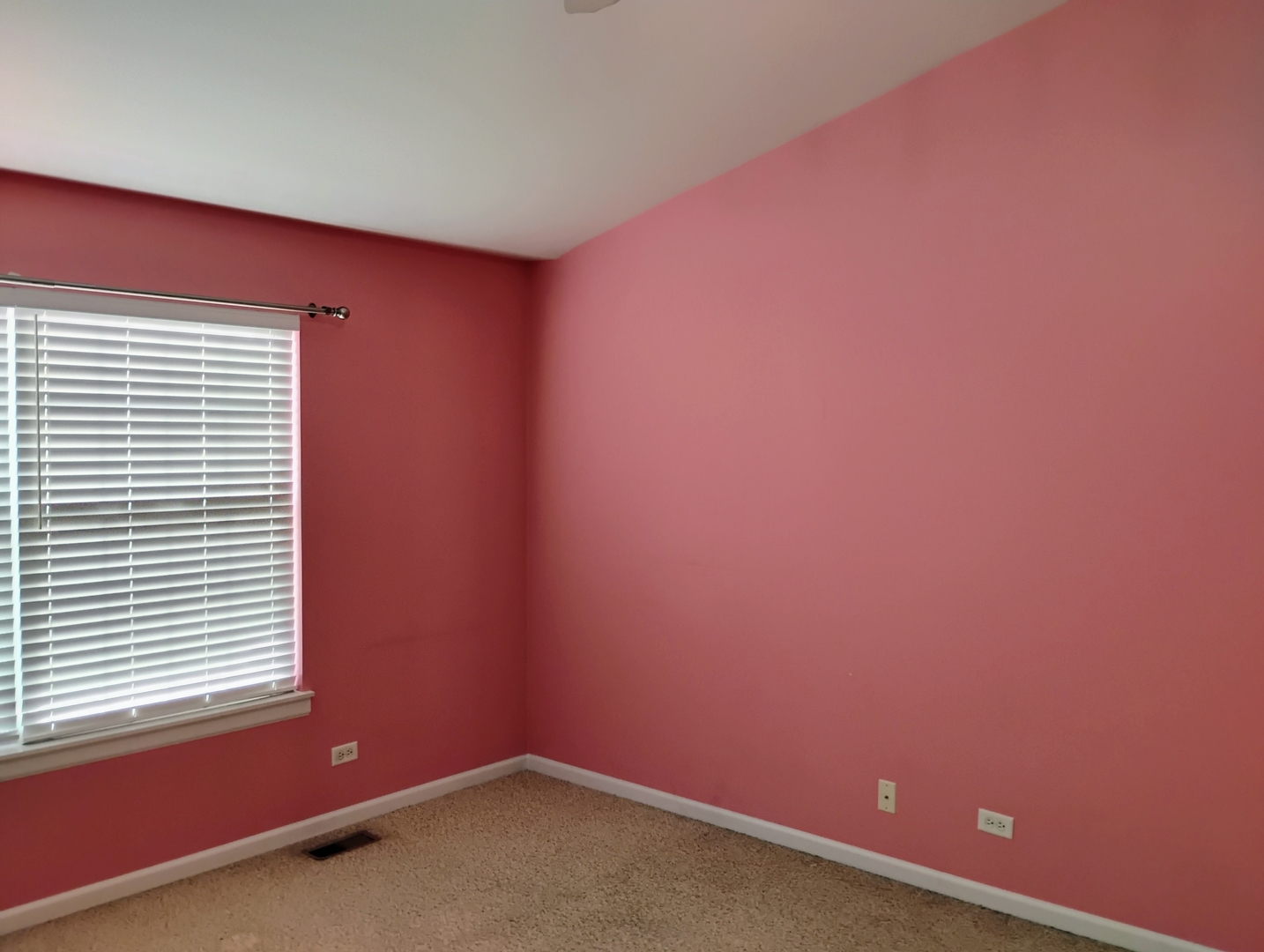 1166 Georgetown Way Vernon Hills, IL 60061 - Photo 22 of 36 an empty room with a window