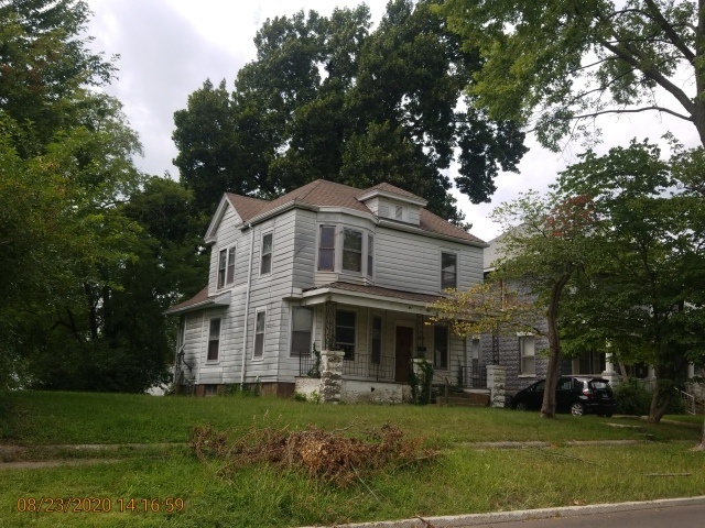 909 North 3rd Street Springfield, IL 62702 - Photo 1 of 22 a front view of a house with a garden
