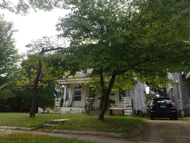 909 North 3rd Street Springfield, IL 62702 - Photo 3 of 22 a front view of a house with a garden