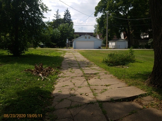 909 North 3rd Street Springfield, IL 62702 - Photo 22 of 22 a view of a fountain in front of a house with a big yard