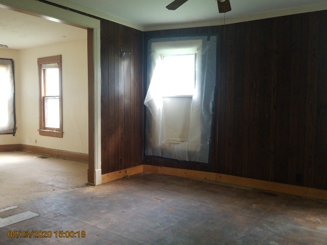 909 North 3rd Street Springfield, IL 62702 - Photo 7 of 22 an empty room that has a window in it