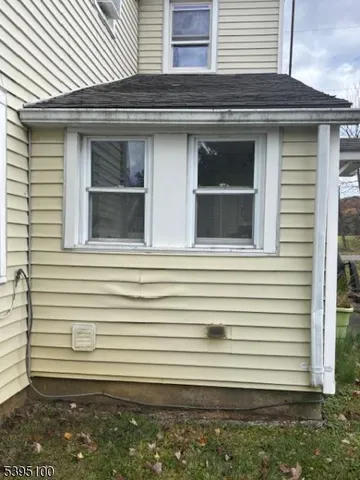 a small white building with a white roof