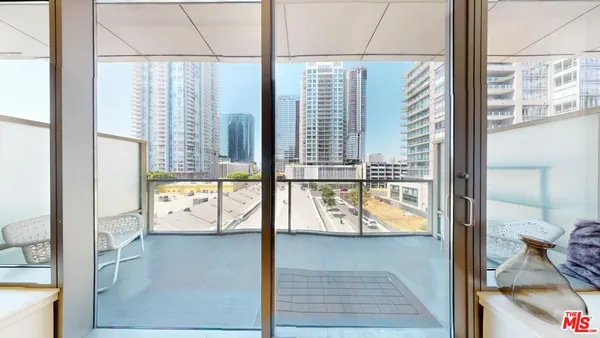 $538,888 | 1155 South Grand Avenue, Unit 516, Los Angeles, CA 90015