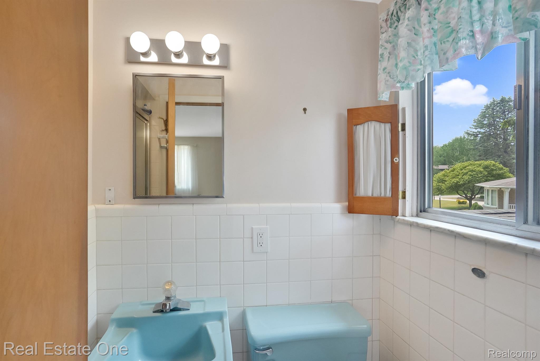 2086 Avoncrest Court Rochester, MI 48309 - Photo 24 of 38 Primary full Bathroom