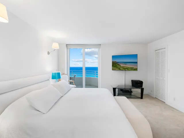 a view of sitting area with lounge chair