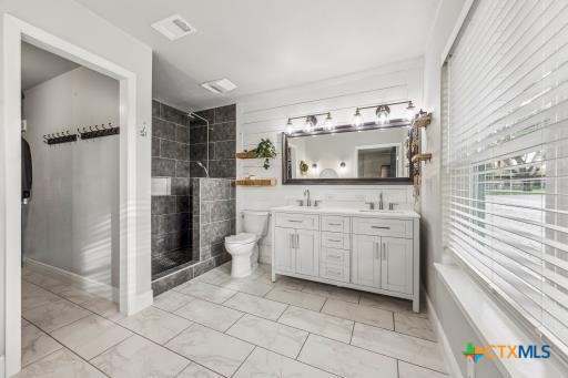 295 McKnight Road Seguin, TX 78155 - Photo 13 of 47 Primary Bathroom