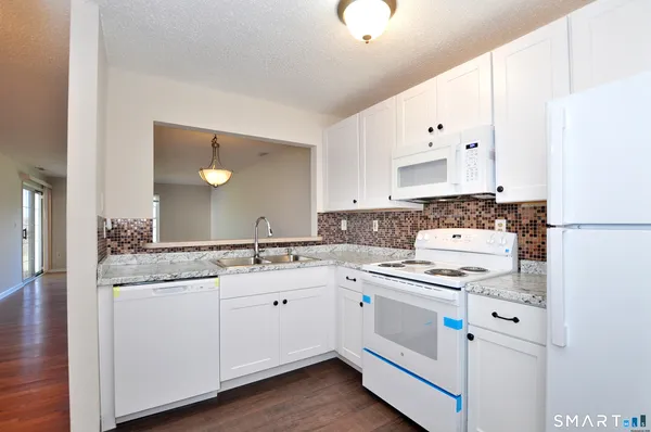 $2,400 | 207 Country Club Court, Unit 207, Rocky Hill, CT 06067