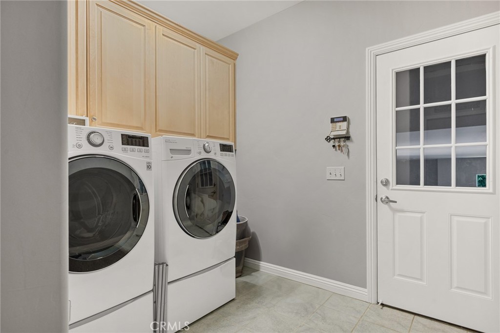 523 Dogwood Canyon Road Blue Jay, CA 92317 - Photo 23 of 33 a utility room with dryer and washer
