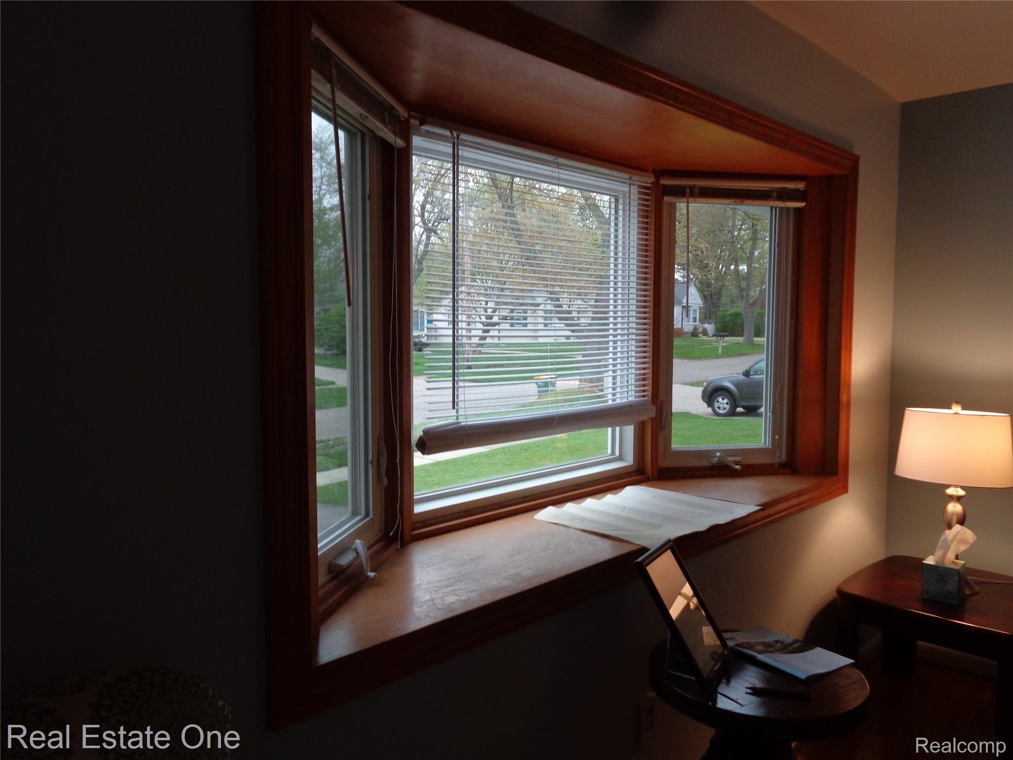 381 Dover Road Waterford, MI 48328 - Photo 5 of 22 BAY WINDOW.JPG