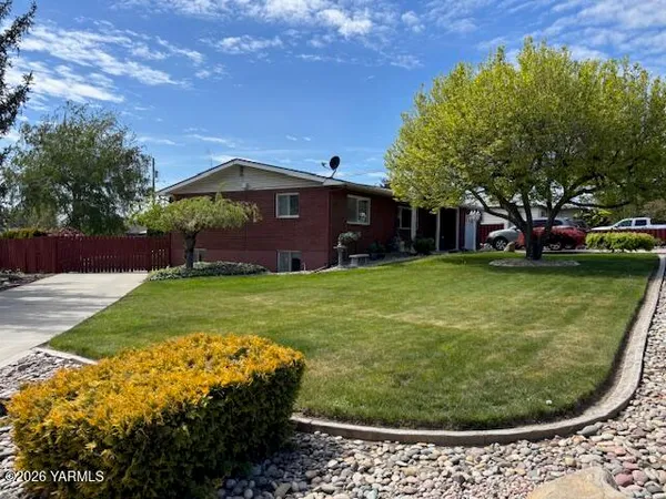 $435,000 | 1106 King Street, Grandview, WA 98930