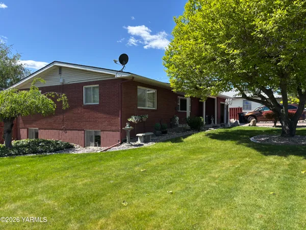 $435,000 | 1106 King Street, Grandview, WA 98930