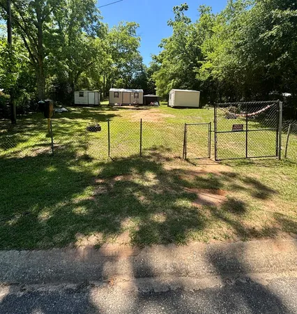 a view of a backyard