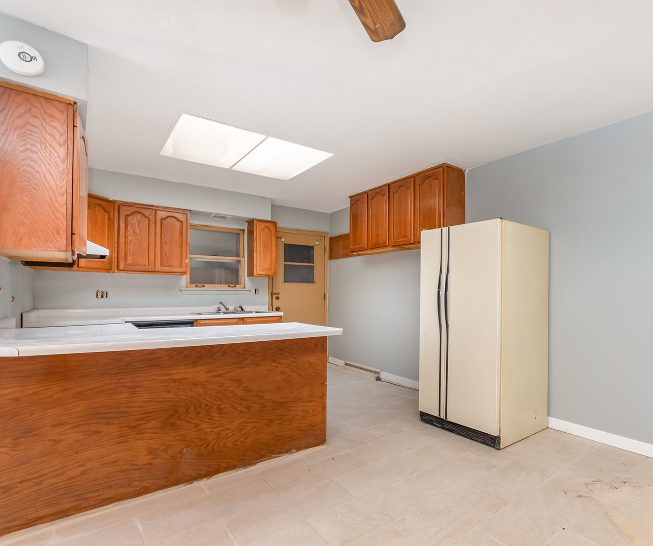 10448 West Cermak Road, Unit 1F Westchester, IL 60154 - Photo 4 of 9 a kitchen with stainless steel appliances a refrigerator and a sink
