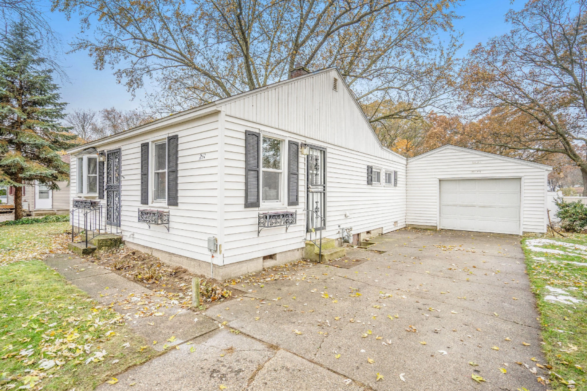 211 South Fruitport Road Spring Lake, MI 49456 - Photo 3 of 24 211fruitport_31-