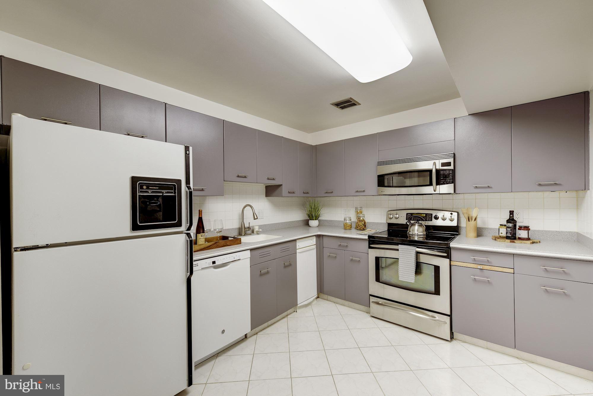 4924 Sentinel Drive, Unit 2401 Bethesda, MD 20816 - Photo 11 of 35 Kitchen