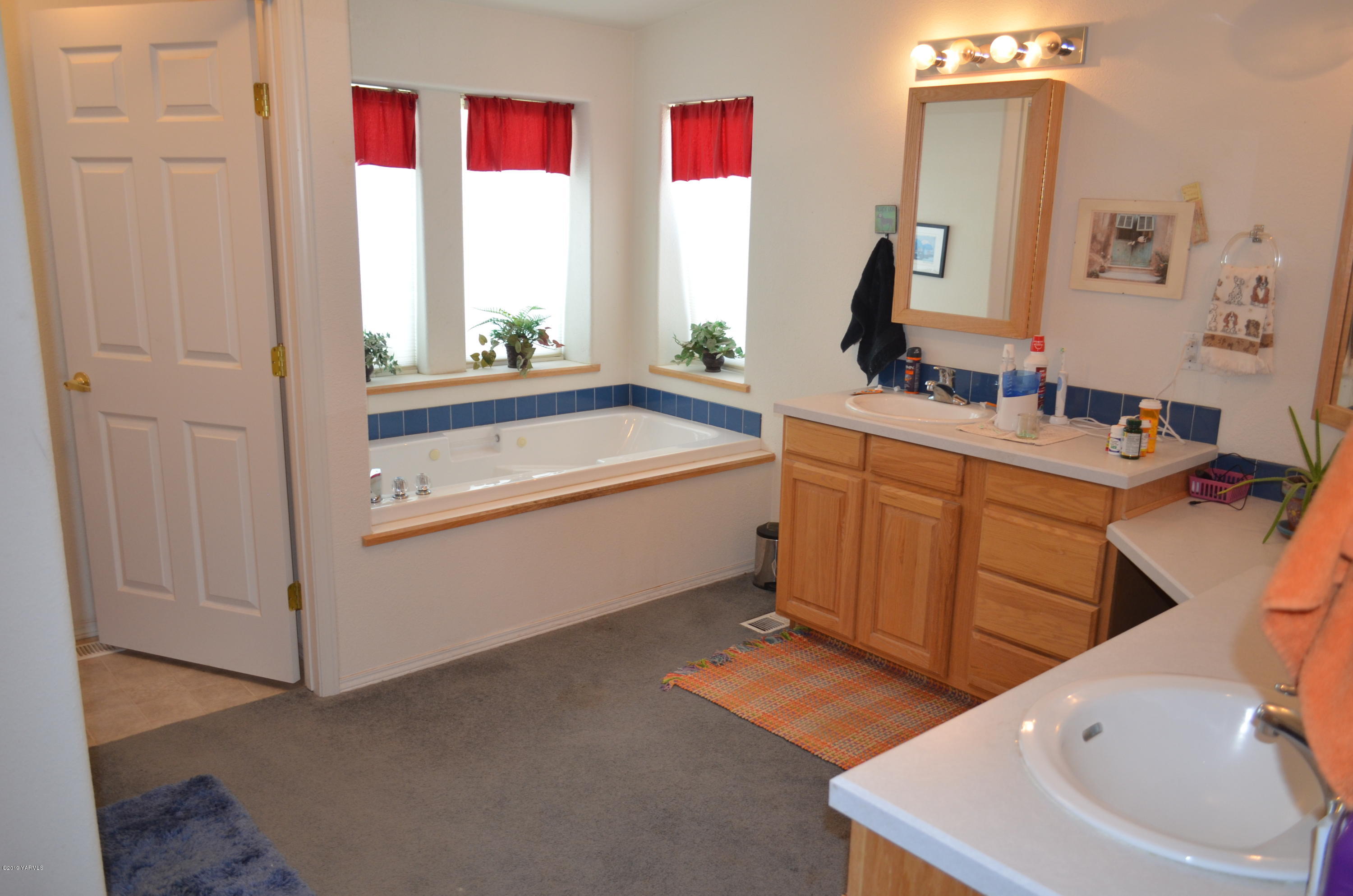 330 Gulden Road Mabton, WA 98935 - Photo 14 of 48 a bathroom with a tub sink and mirror
