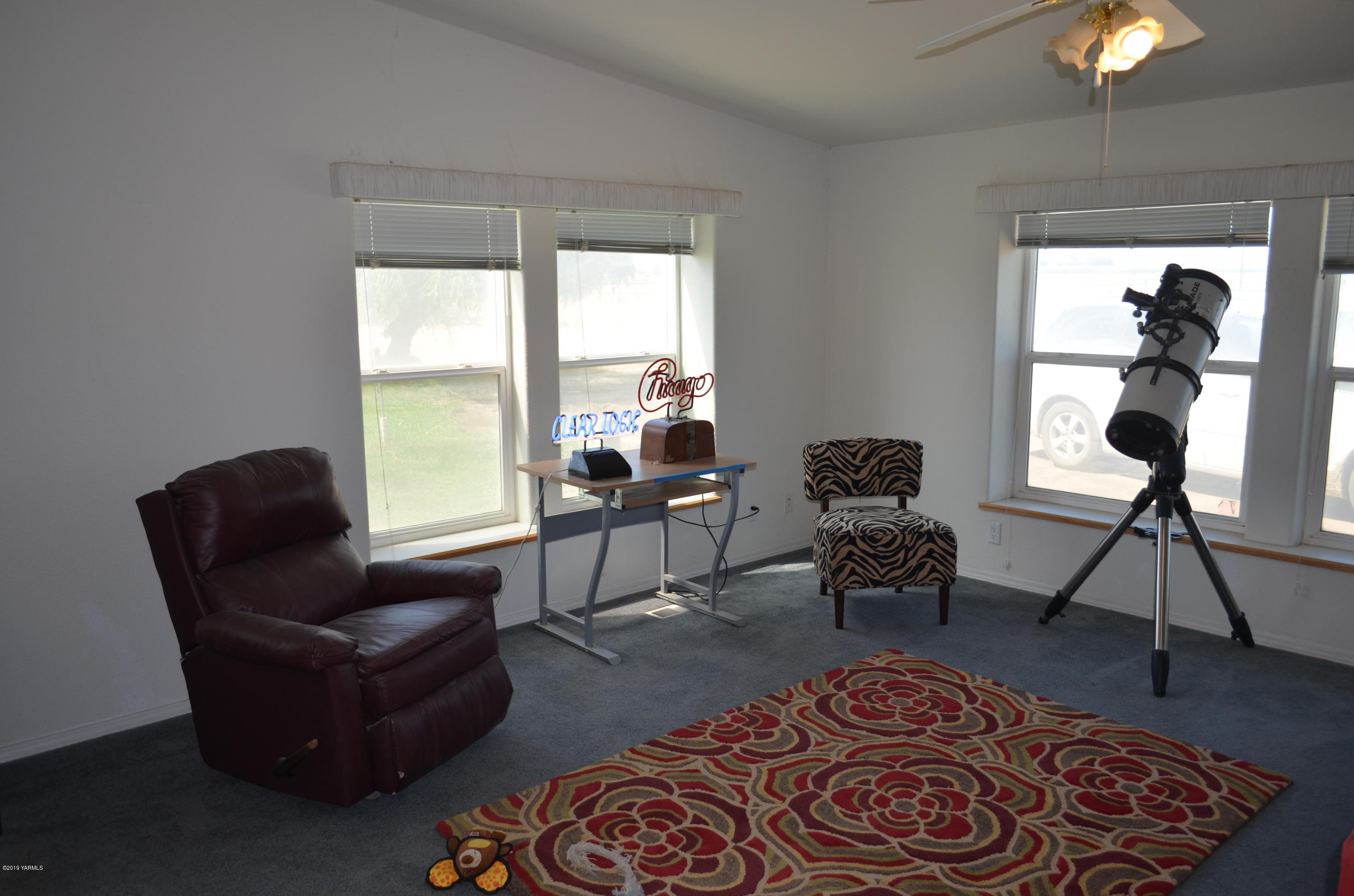 330 Gulden Road Mabton, WA 98935 - Photo 22 of 48 a living room with furniture and a window