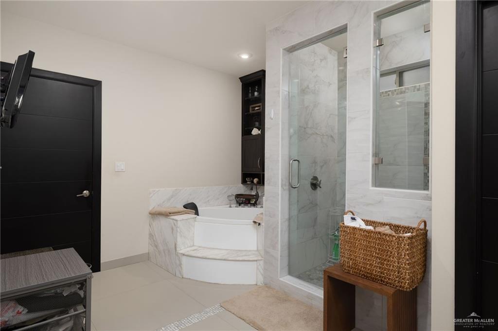 809 Rio Grande Drive Mission, TX 78572 - Photo 19 of 43 a bathroom with a sink and mirror