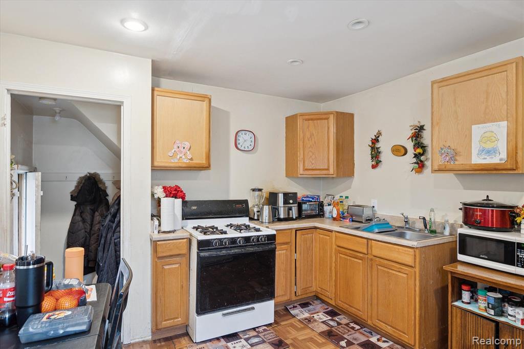 11908 Roxbury Street Detroit, MI 48224 - Photo 12 of 38
