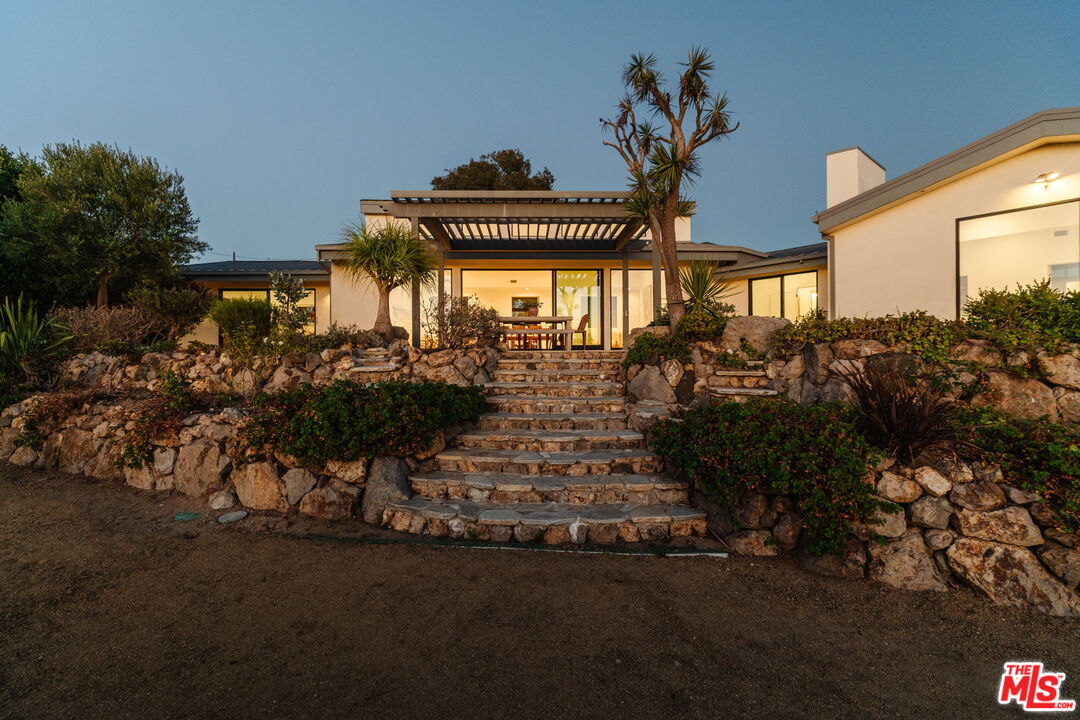 6767 Wandermere Road Malibu, CA 90265 - Photo 44 of 46 a view of a large building