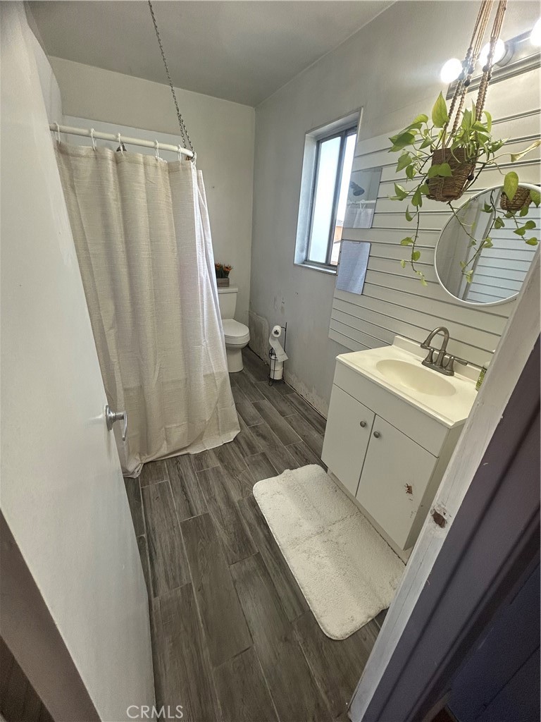 12909 Lariat Lane Norwalk, CA 90650 - Photo 11 of 16 Upstairs Bathroom