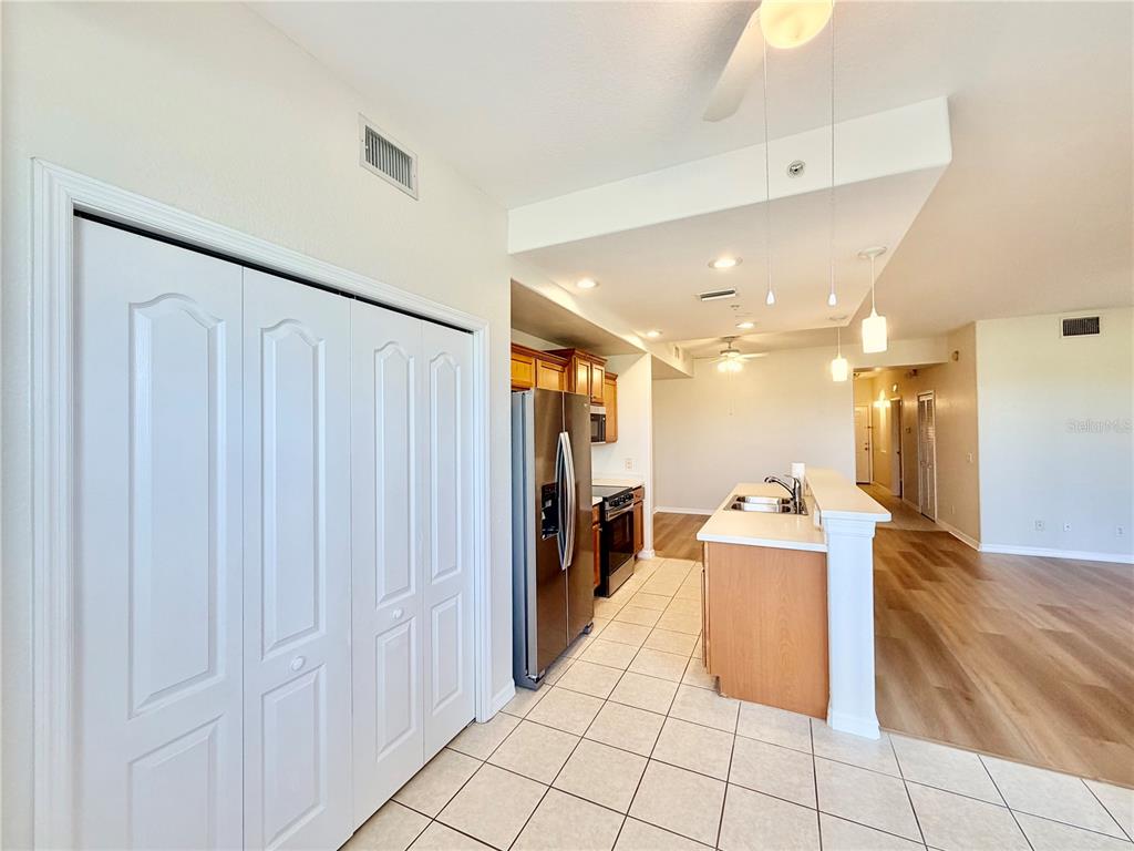 819 Fairwaycove Lane, Unit 102 Bradenton, FL 34212 - Photo 19 of 56 a living room with furniture