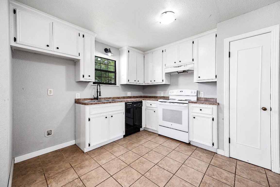 2474 Gates Road Alvin, TX 77511 - Photo 18 of 37 WE HAVE A NICE SIZE PANTRY IN KITCHEN