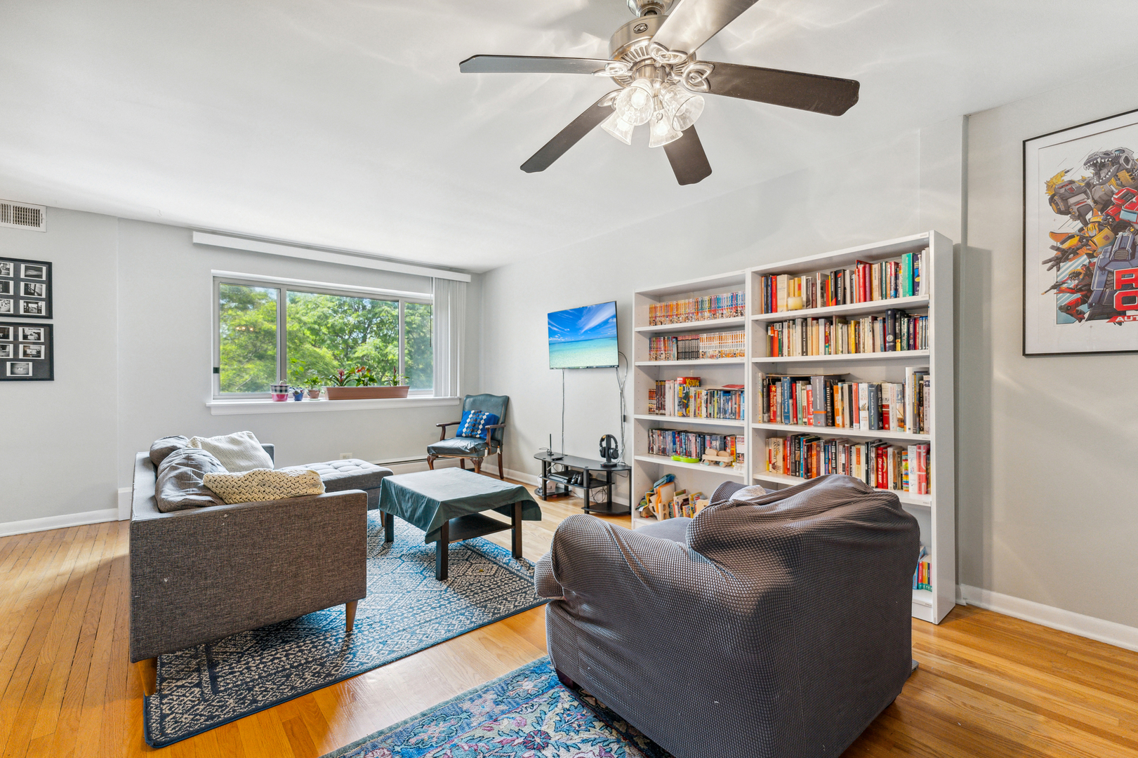 737 Ridge Avenue, Unit 3F Evanston, IL 60202 - Photo 3 of 20 a living room with furniture and a book shelf