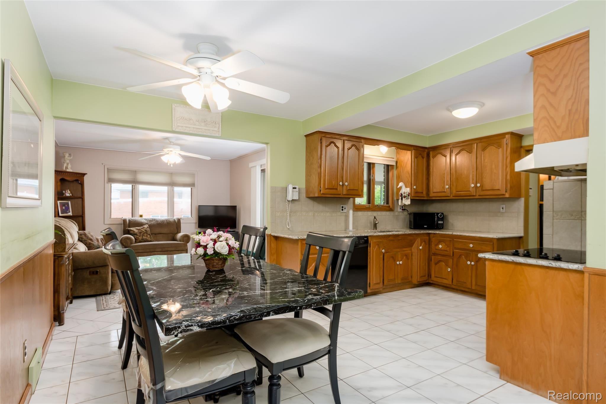 11056 Racine Road Warren, MI 48093 - Photo 5 of 24 5.jpg