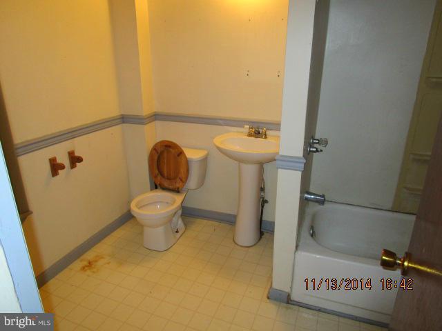 16496 Spielman Road Williamsport, MD 21795 - Photo 11 of 15 Bath