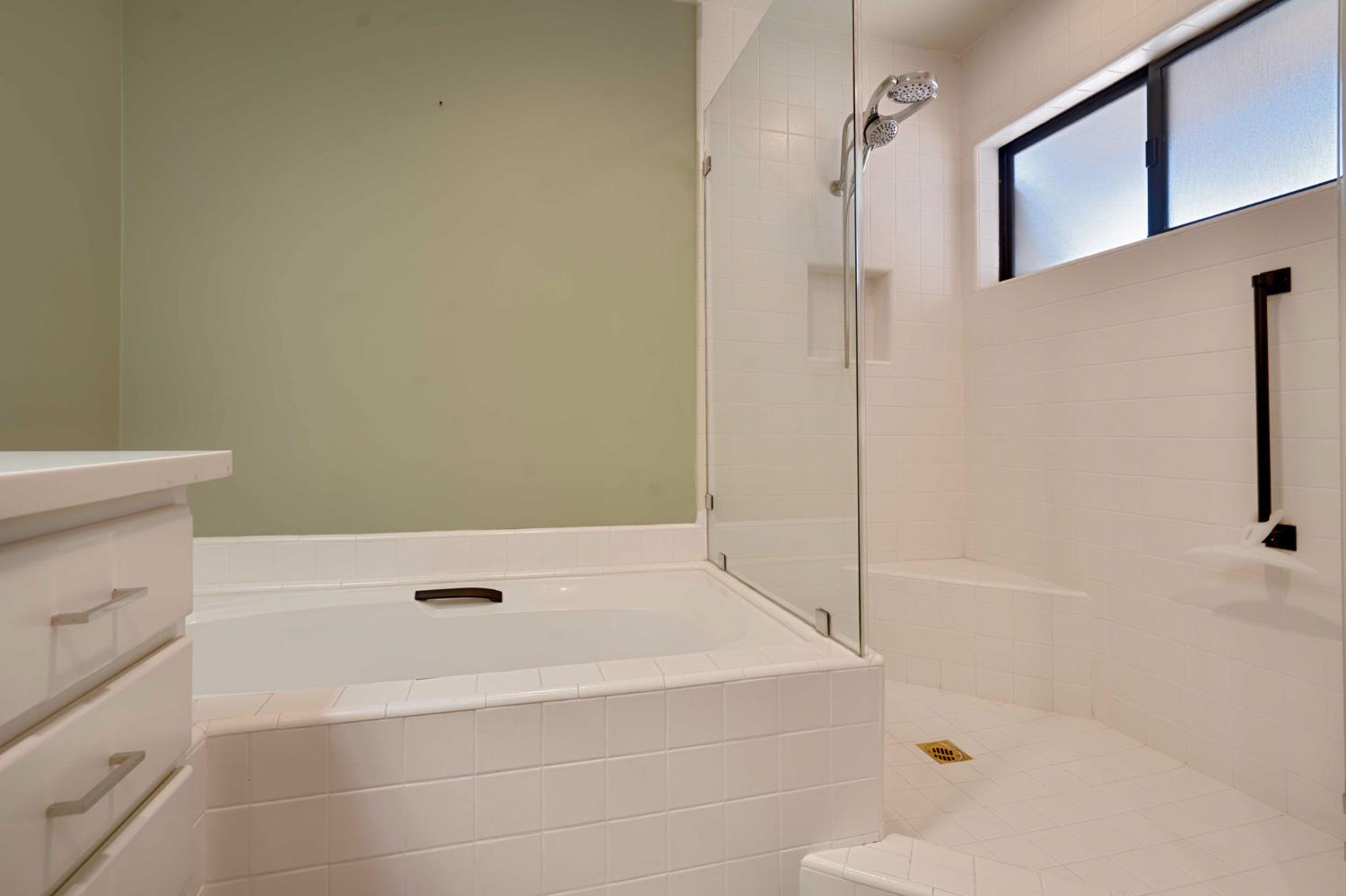 7529 Pineridge Road Fair Oaks, CA 95628 - Photo 34 of 62 a bathroom with a bathtub