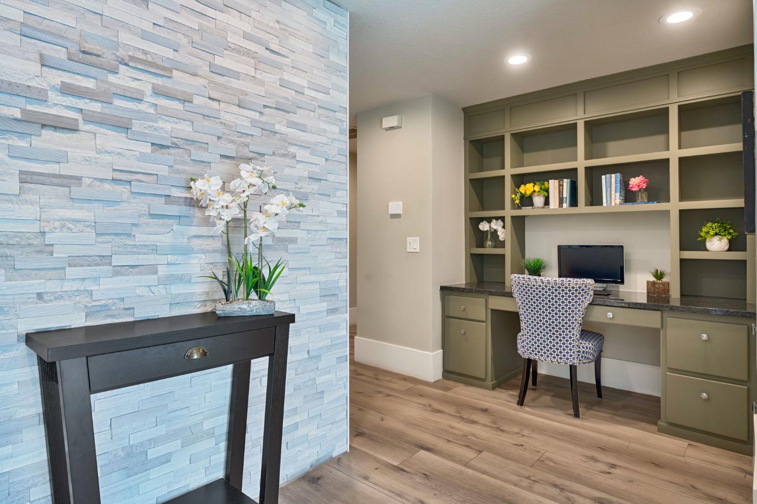 7529 Pineridge Road Fair Oaks, CA 95628 - Photo 36 of 62 a workspace with furniture and a potted plant